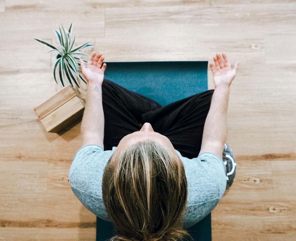 femme qui fait des exercices de relaxation et de respiration